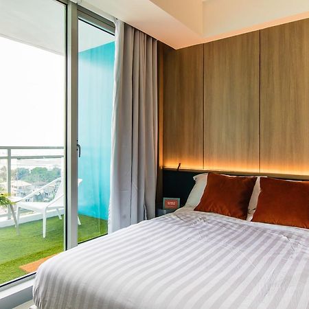 Azure Urban Beach Resort Manila By Radlett מראה חיצוני תמונה